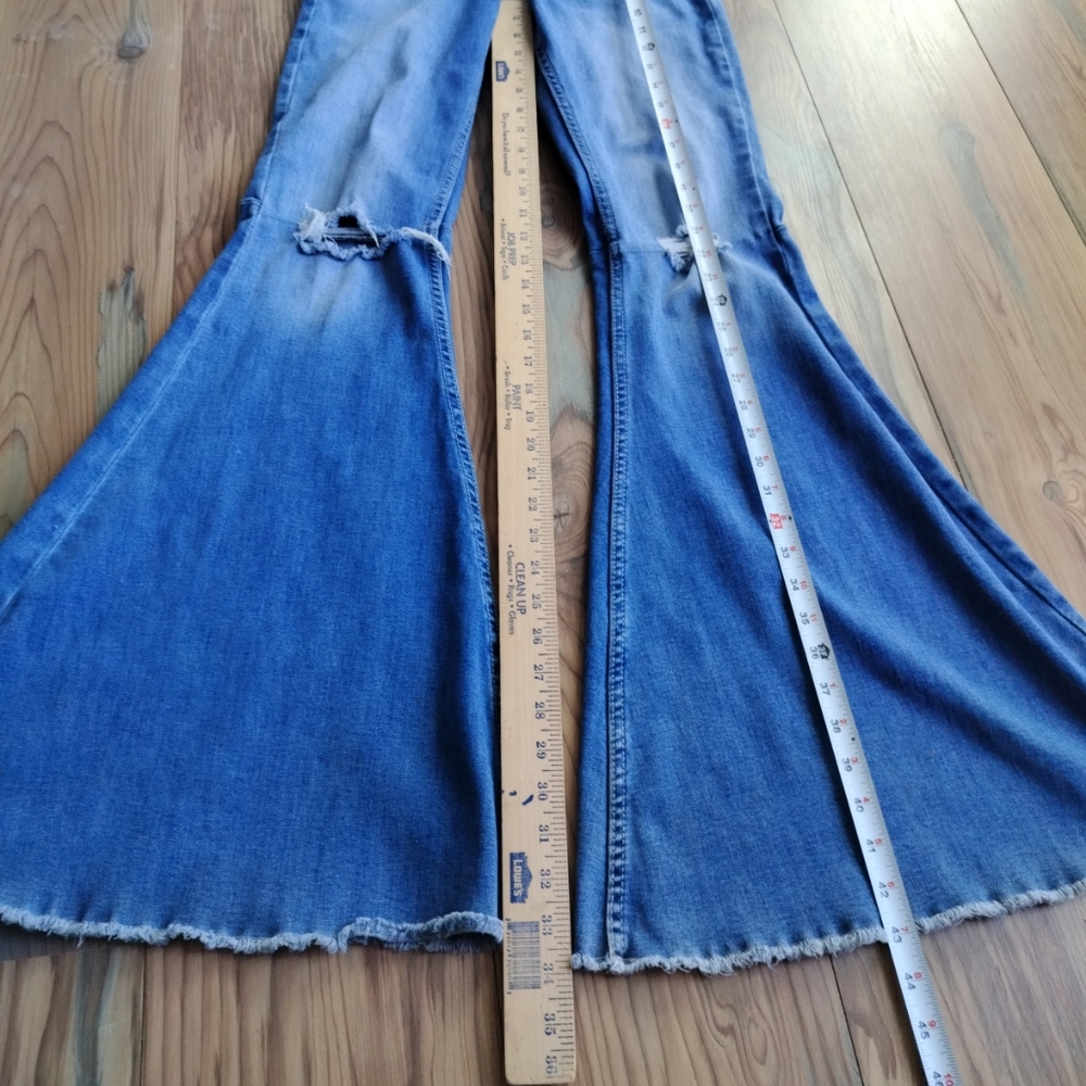 Shyanne Super Flare Women's Jeans feature a distressed knee design - Picture 6 of 12